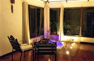 Tropical Suite With Jacuzzi | Free WiFi, bed sheets