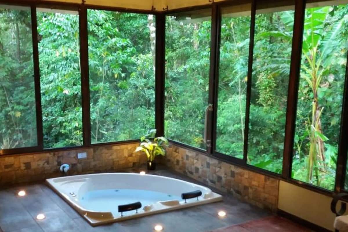 Tropical Suite With Jacuzzi | Free WiFi, bed sheets