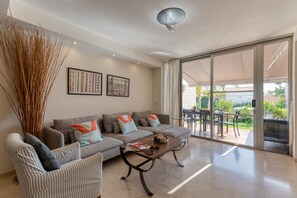 TV - House with pool an beach walking distance (San Bartolomé de Tirajana)