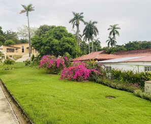 Property grounds - A condo, Nearby beaches and parks (Panama)