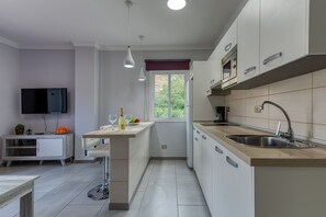 Fridge, microwave, dishwasher, coffee/tea maker