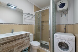 Een douche, een haardroger, handdoeken