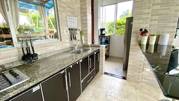 Fridge, oven, coffee/tea maker, blender