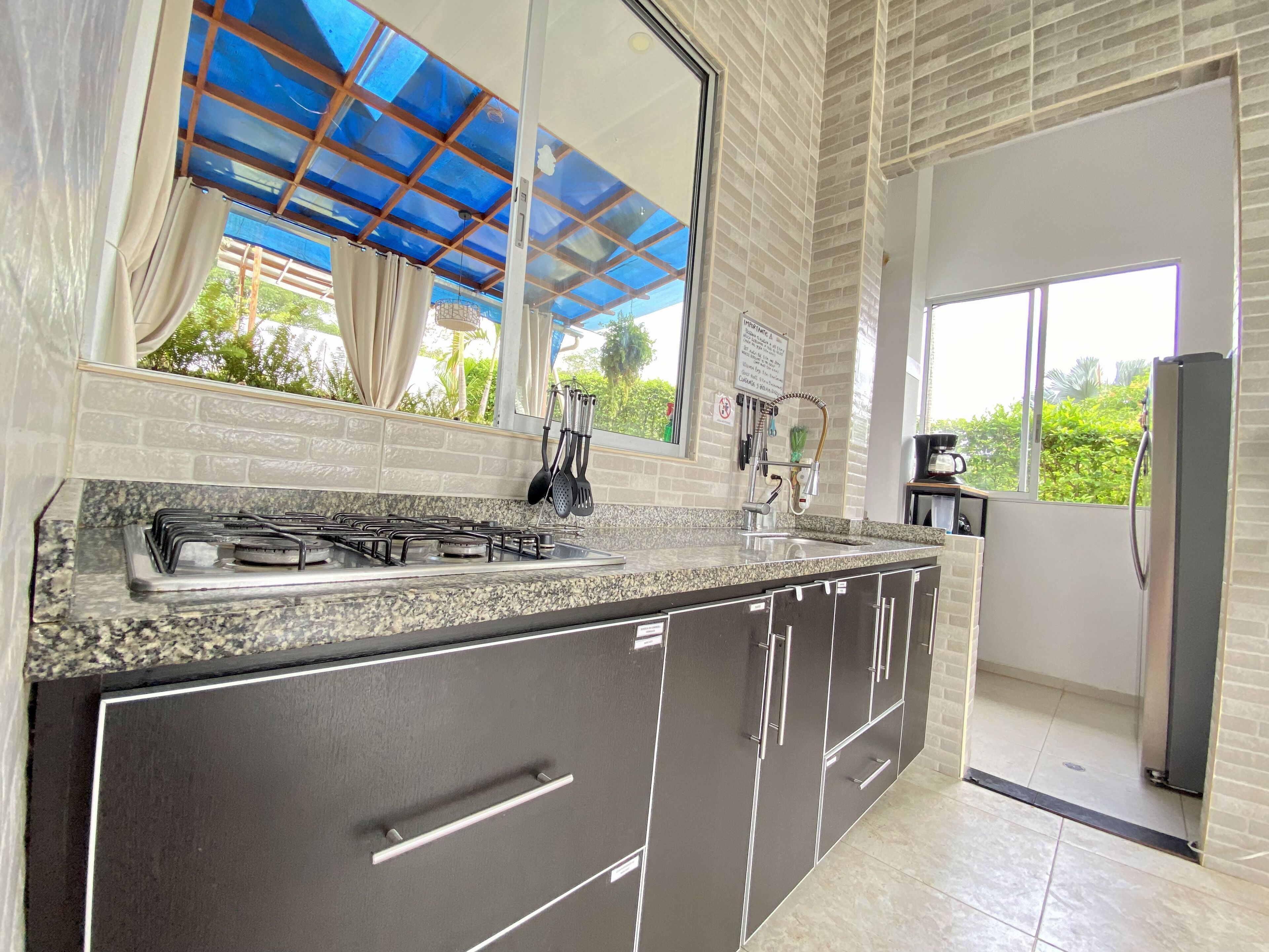 Frigorífico, horno, cafetera o tetera y licuadora