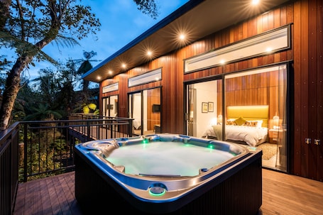 Premium bedding, in-room safe, blackout curtains, soundproofing. Rainforest Deluxe
