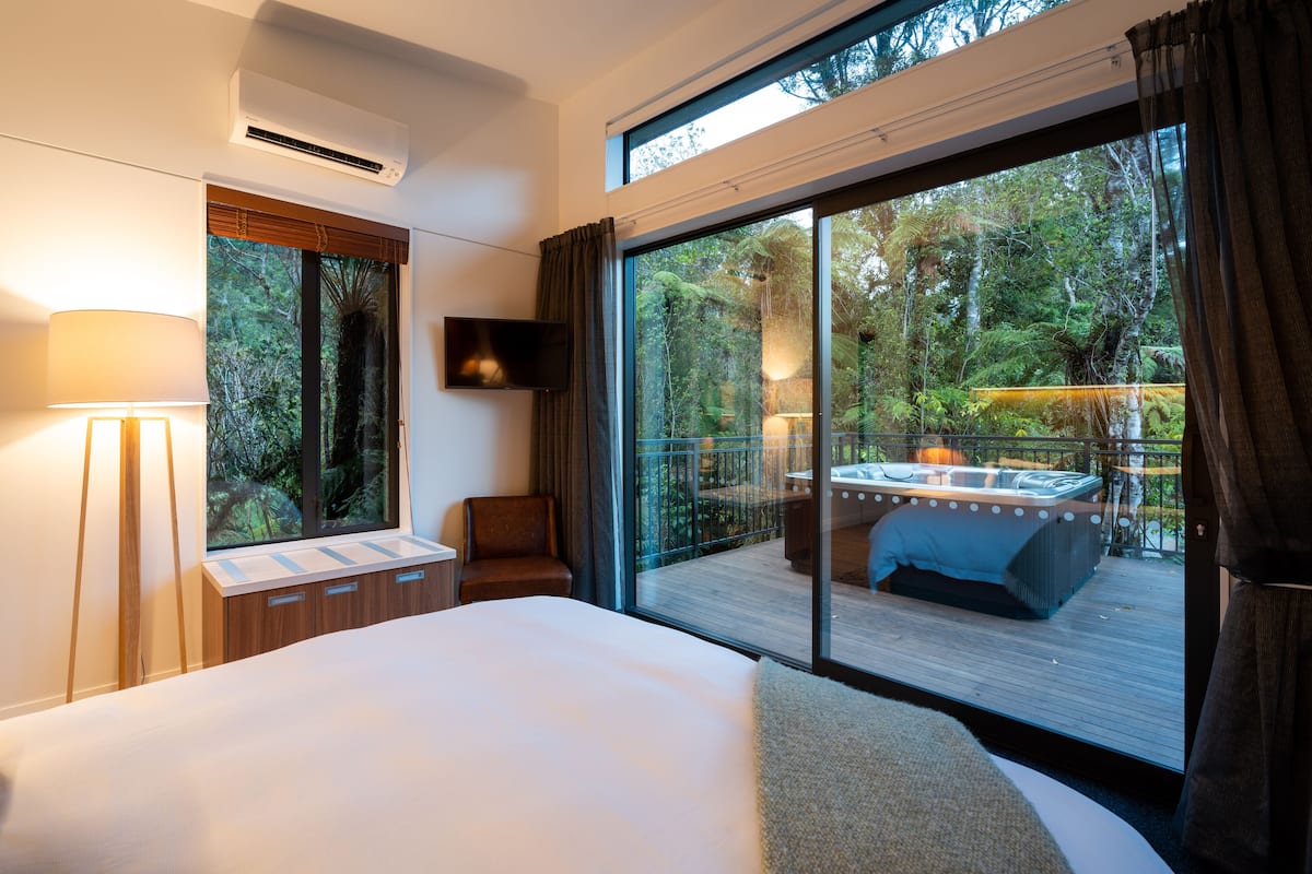 Premium bedding, in-room safe, blackout curtains, soundproofing