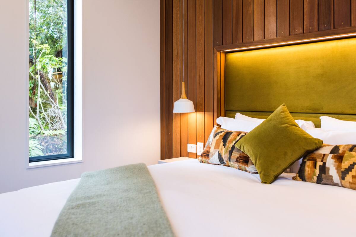 Deluxe Tree Lodge | Premium bedding, in-room safe, blackout curtains, soundproofing