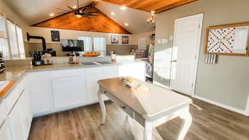 Geladeira, micro-ondas, fogão, cooktop