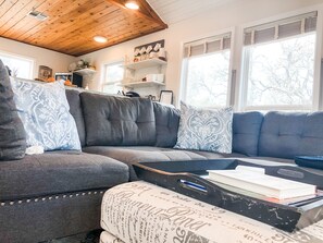 Smart-tv, eldstad, dvd-spelare och böcker