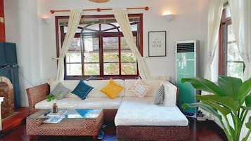 Sun Villa | Living room | TV