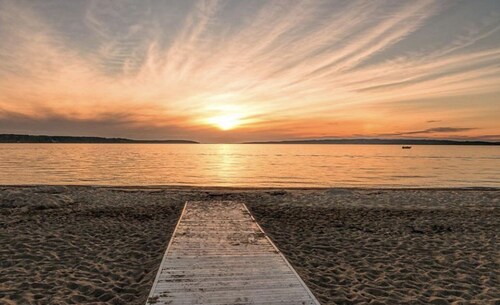 Happy Place @ Lake Charlevoix: 3 Bedrooms + New Patio & Fire Pit + Hot Tub