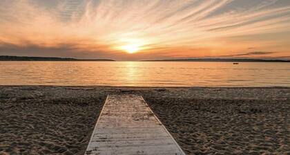 Happy Place @ Lake Charlevoix: 3 Bedrooms + New Patio & Fire Pit + Hot Tub