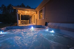 Terrace/patio - Happy Place @ Lake Charlevoix: 3 Bedrooms + New Patio & Fire Pit + Hot Tub (Boyne City)