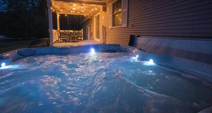 Happy Place @ Lake Charlevoix: 3 Bedrooms + New Patio & Fire Pit + Hot Tub