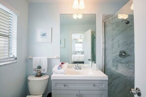 Ducha y bañera combinadas, secador de pelo, toallas y jabón