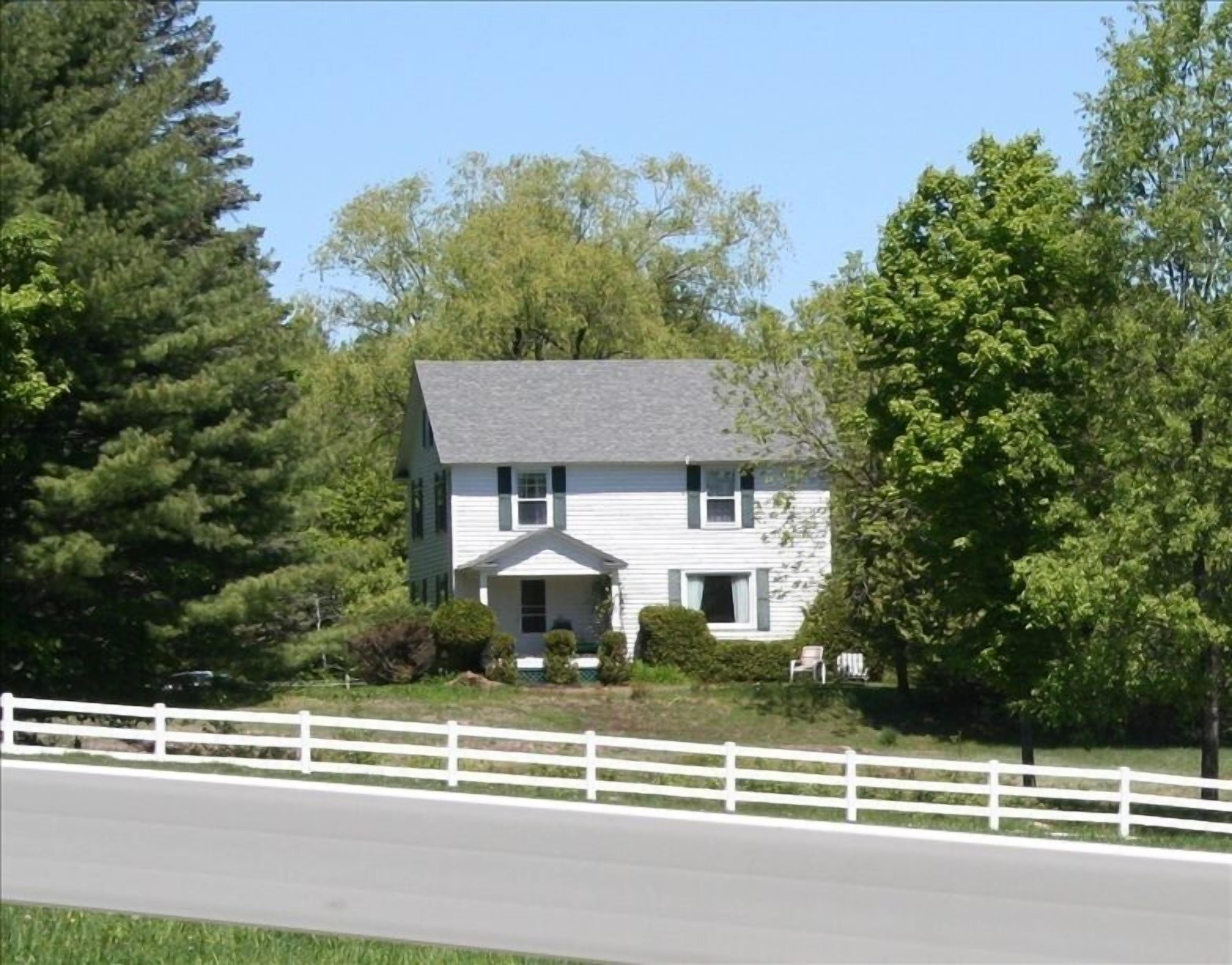5 Bd, 2 BA Home Overlooking a Thoroughbred Horse Farm