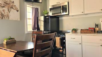 冷蔵庫、電子レンジ、オーブン、コンロ