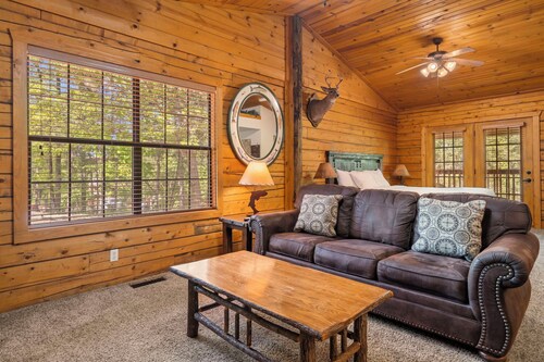 Romantic Hideaway Walk-in Cabin for Two - Fireplace & Whirlpool Tub