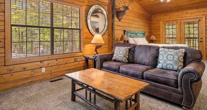 Romantic Hideaway Walk-in Cabin for Two - Fireplace & Whirlpool Tub