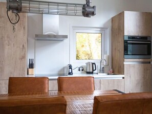 Kjøleskap, mikrobølgeovn, oppvaskmaskin og kjøkkenutstyr