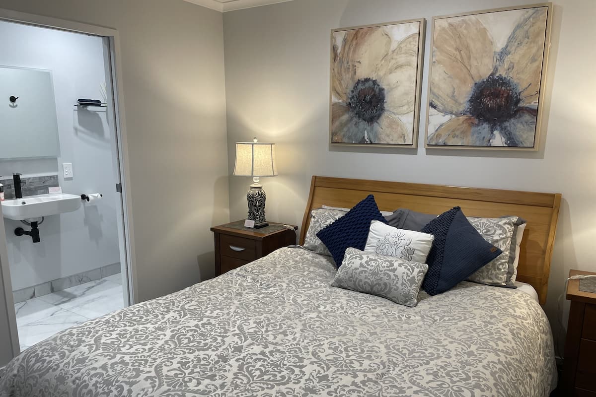 Deluxe Suite, 2 Bedrooms | 2 bedrooms, premium bedding, pillowtop beds, individually decorated
