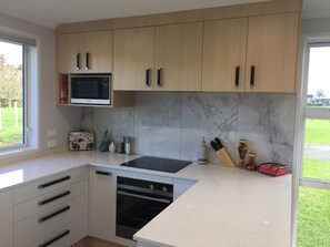 Luxury-Apartment, 2 Schlafzimmer | 2 Schlafzimmer, hochwertige Bettwaren, Pillowtop-Betten