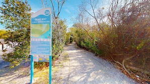 Schild für den öffentlichen Strandzugang Olive Way mit einer Karte und Richtlinien.