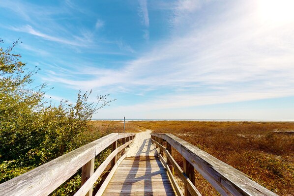 A wooden boardwalk leading to a beach with a clear sky. - East Beach Villa, sleeps 6, near the beach and Dog Friendly, walk to beach (Saint Simons Island)