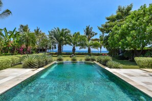 Una piscina al aire libre, tumbonas