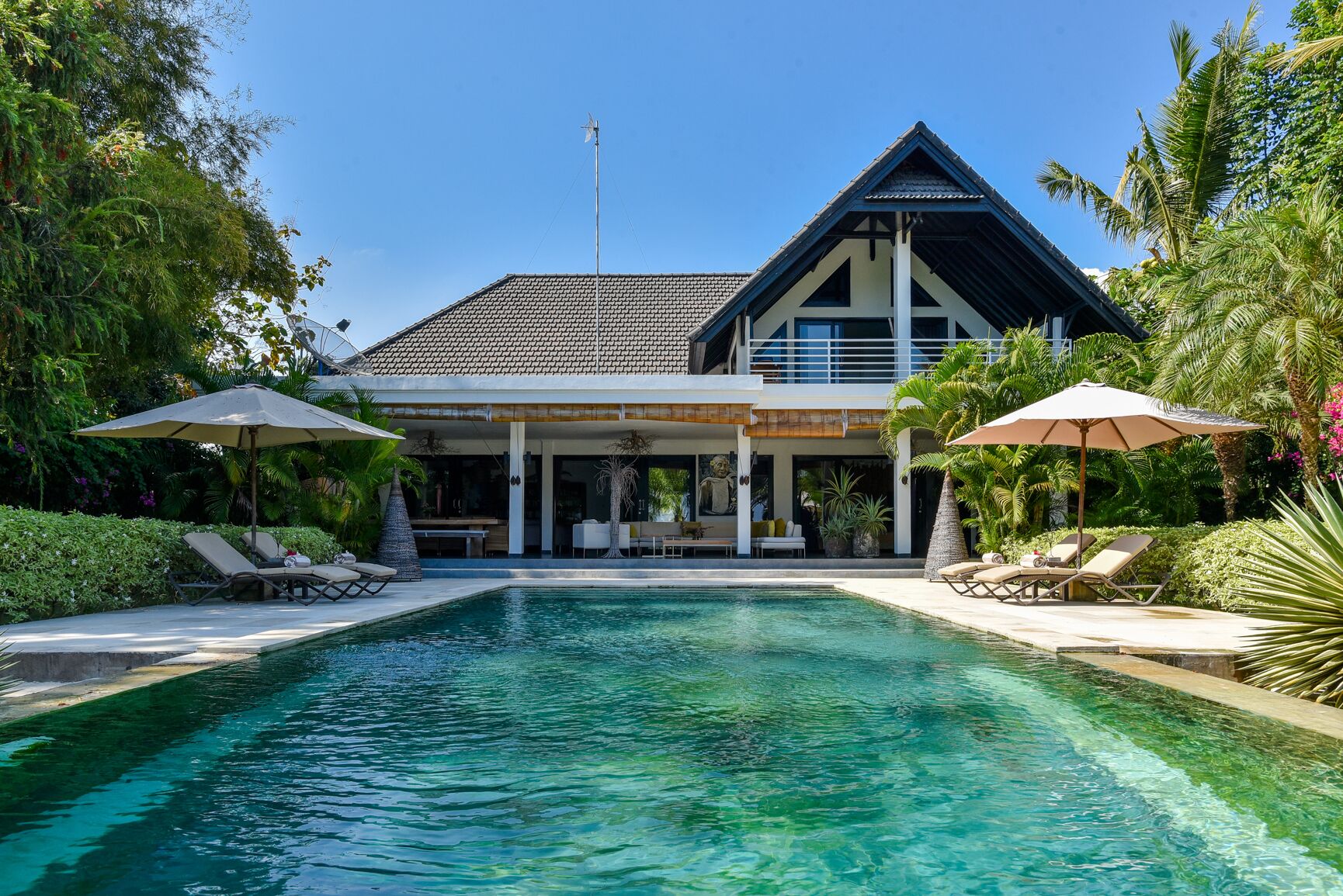 Outdoor pool, sun loungers