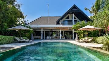 Piscine extérieure, chaises longues