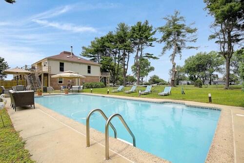 Bay Views, Private Pool & Steps from The Kentmorr Beach Bar and Grill