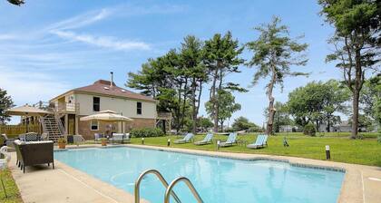 Bay Views, Private Pool & Steps from The Kentmorr Beach Bar and Grill