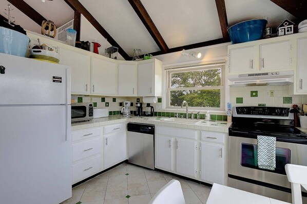 Een koelkast, een microgolfoven, een oven, een kookplaat