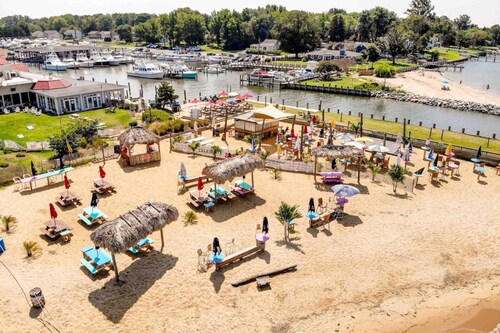 Bay Views, Private Pool & Steps from The Kentmorr Beach Bar and Grill