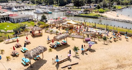 Bay Views, Private Pool & Steps from The Kentmorr Beach Bar and Grill