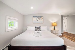3 bedrooms, iron/ironing board, WiFi, bed sheets - Walk to Water Access to Hiking Trails! (Harwich)