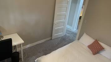 5 bedrooms, desk, iron/ironing board, travel crib