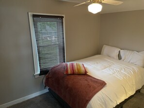 5 sovrum, skrivbord, strykjärn/strykbräda och resesäng