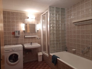 Serviettes fournies, papier toilette