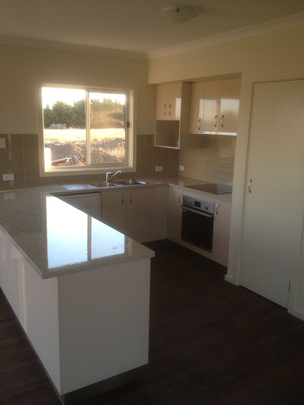 Fridge, microwave, oven, stovetop - Cottage Down the Lane Rural Setting (Meredith)