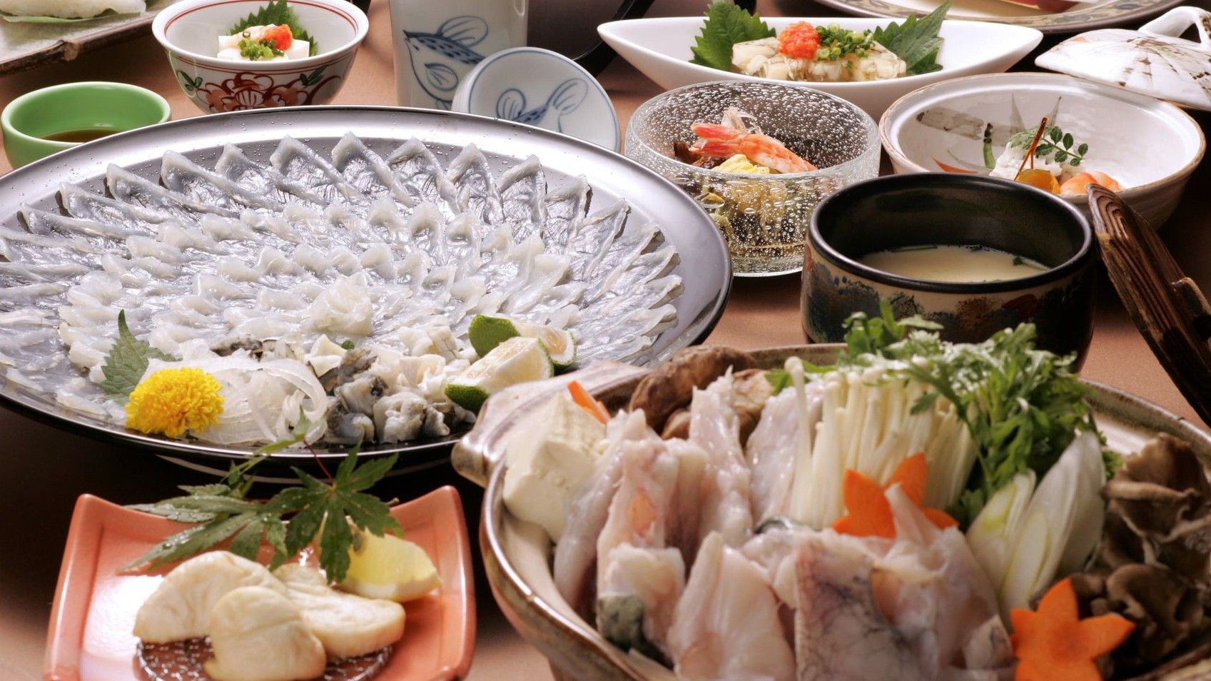 Variedad de platos de mariscos sobre una mesa.