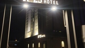 L’entrée de l’hôtel numéro 25, avec son enseigne lumineuse et sa façade bien éclairée.