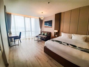 Estudio, vista al mar | Caja de seguridad en la habitación y decoración personalizada 