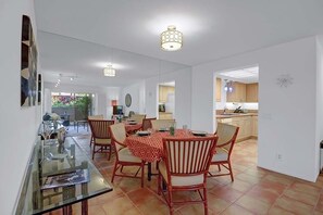 Dining - Downstairs Plaza Villas Condo-Walk to Downtown, Casino, Restaurants & more (Palm Springs)