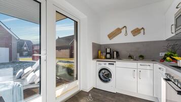 Kühlschrank, Mikrowelle, Ofen, Geschirrspüler