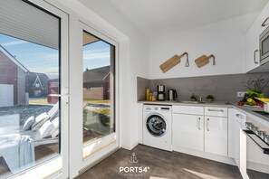 Kühlschrank, Mikrowelle, Ofen, Geschirrspüler