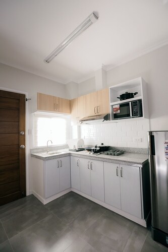 Townhouse / Apartment in Angeles city near Clark with AC, Wifi, and Netflix.