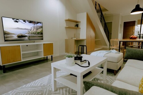 Townhouse / Apartment in Angeles city near Clark with AC, Wifi, and Netflix.