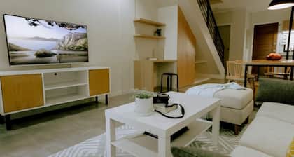 Townhouse / Apartment in Angeles city near Clark with AC, Wifi, and Netflix.